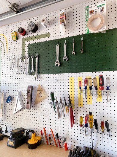 How to Organize Tools on a Pegboard for Easy Access and Maximum Efficiency