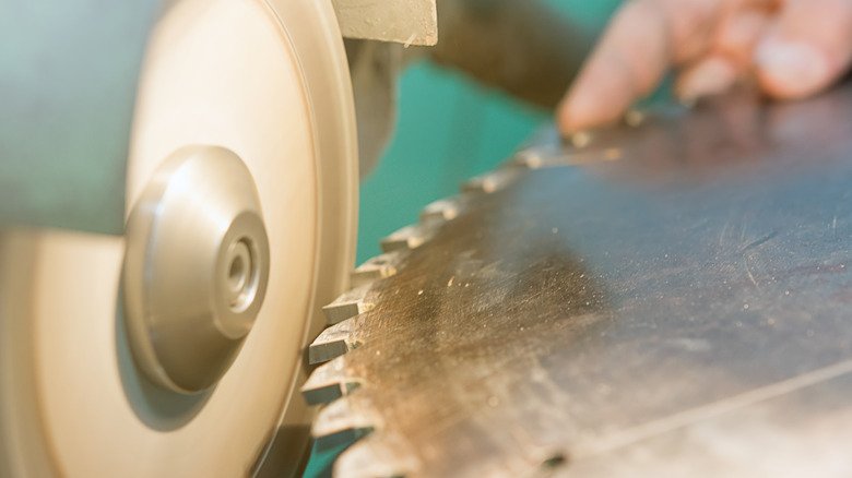 How to Sharpen a Table Saw Blade: Step-by-Step Guide for Cleaner Cuts